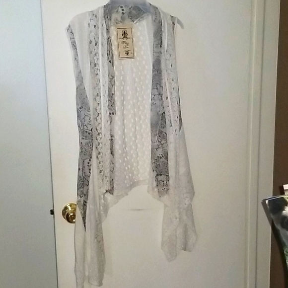 White and black patterned shall - Picture 2 of 4